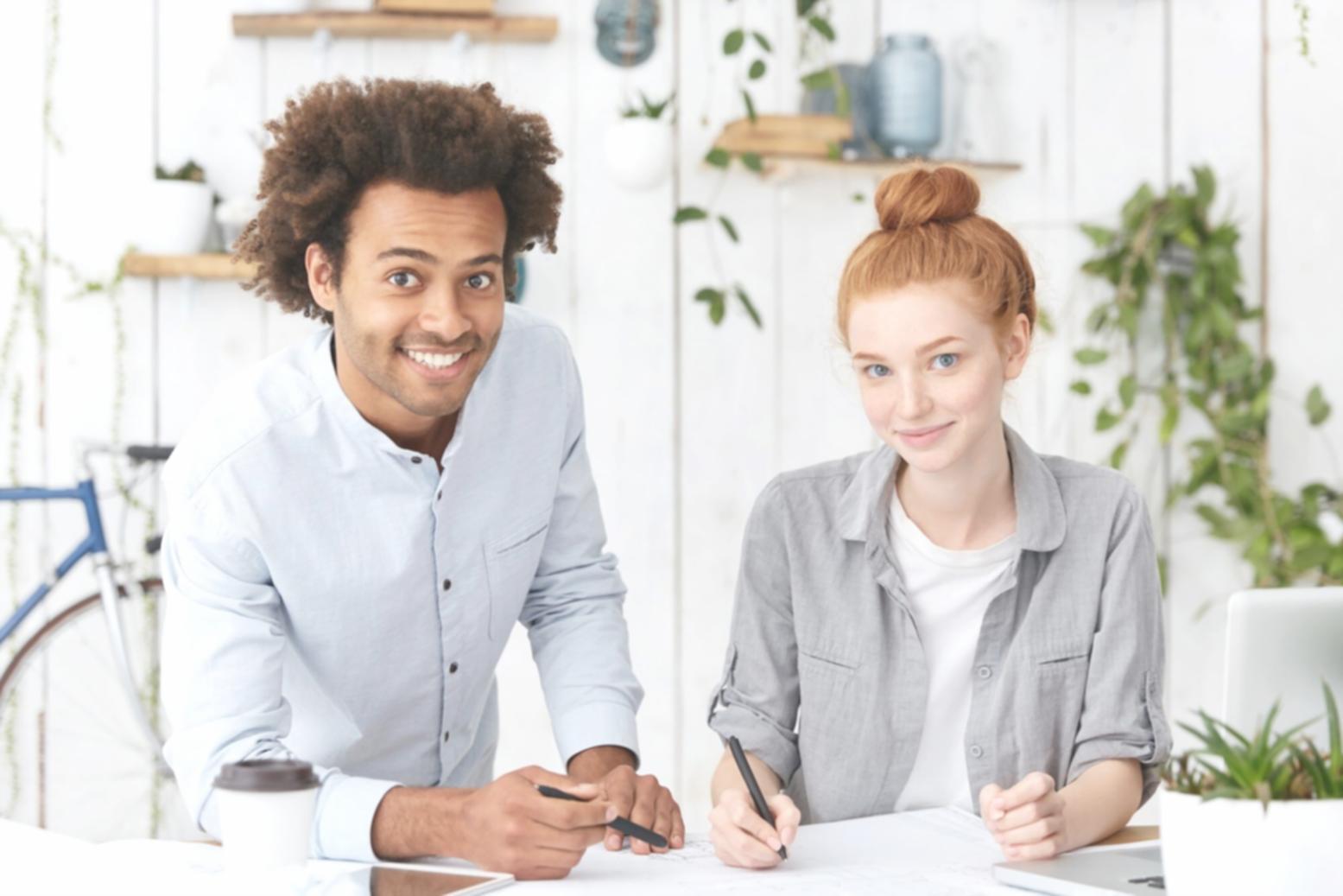 Studenti al lavoro durante una sessione di produzione video in studio